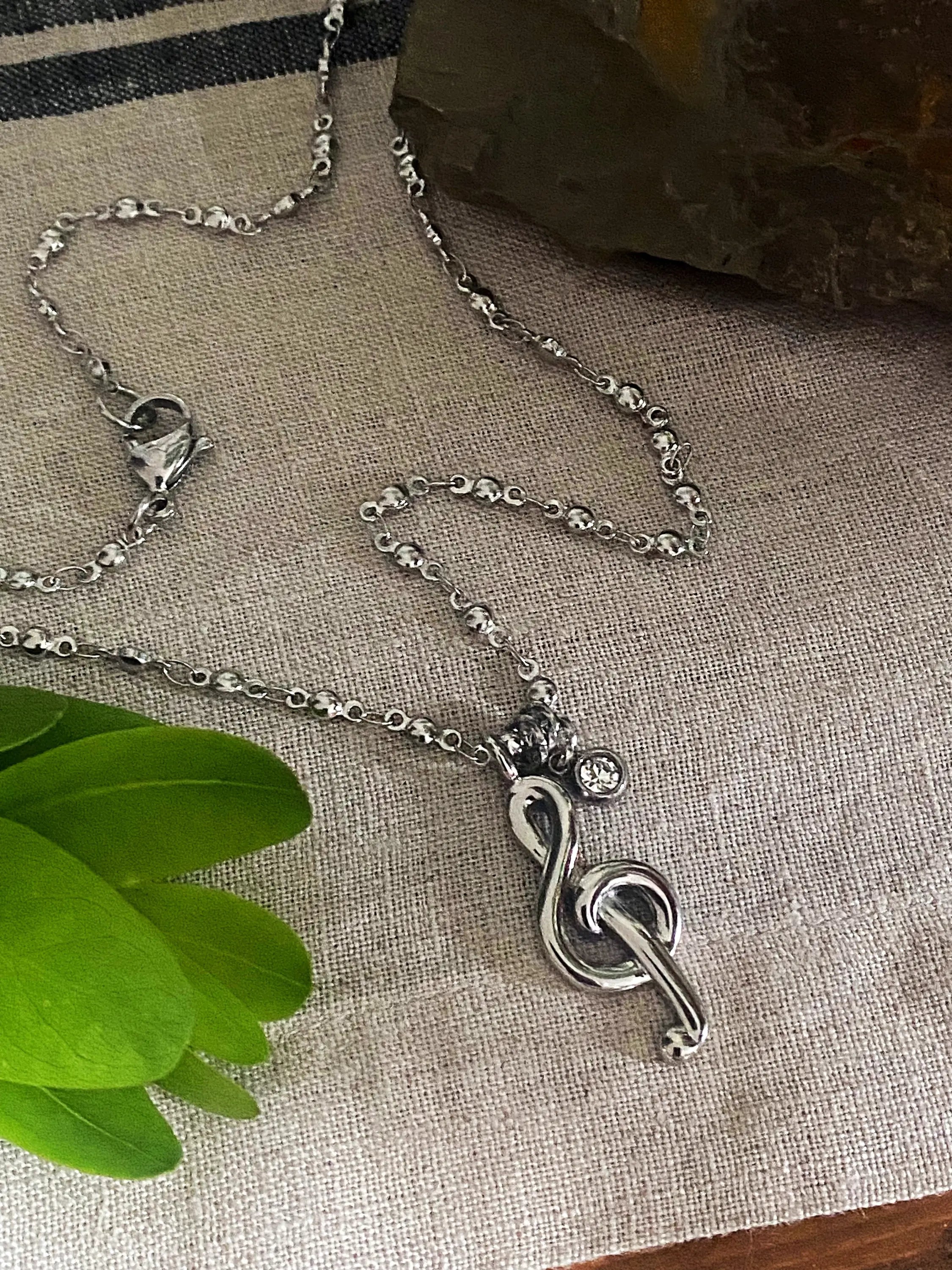 MUSICAL NOTE NECKLACE